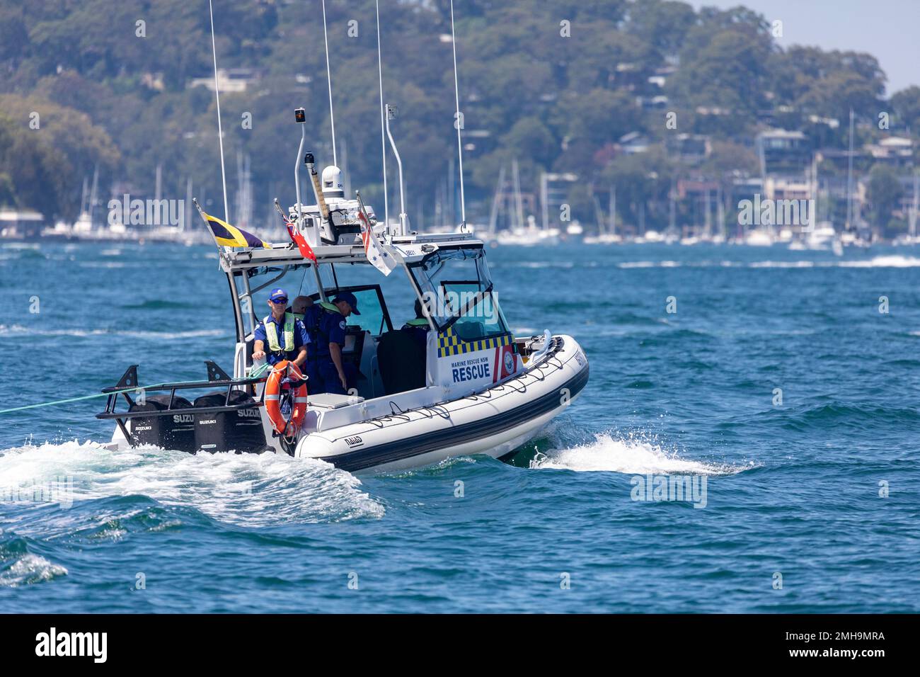 Marine Rescue NSW, équipe bénévole, sauvetage d'un petit canot pneumatique sur Pittwater Sydney, remorquage du canot pneumatique de retour à la base, Sydney, NSW, Australie Banque D'Images