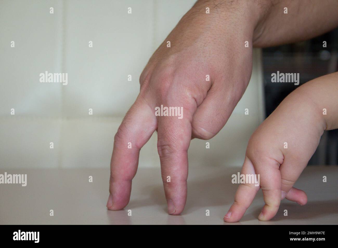 L'image des doigts d'un homme et d'une fille jouant à la main prétendent être des gens qui marchent. Banque D'Images