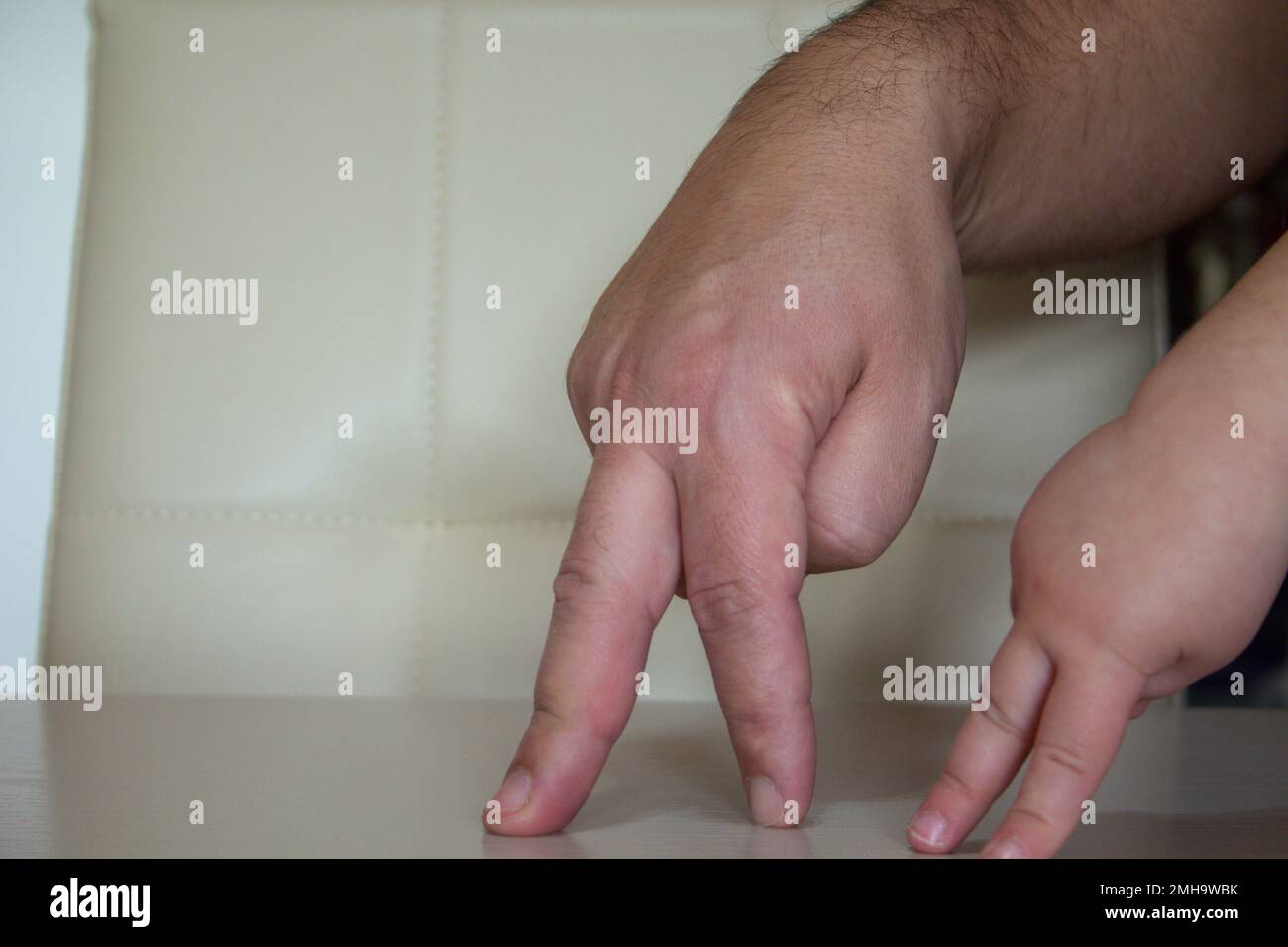 L'image des doigts d'un homme et d'une fille jouant à la main prétendent être des gens qui marchent. Banque D'Images