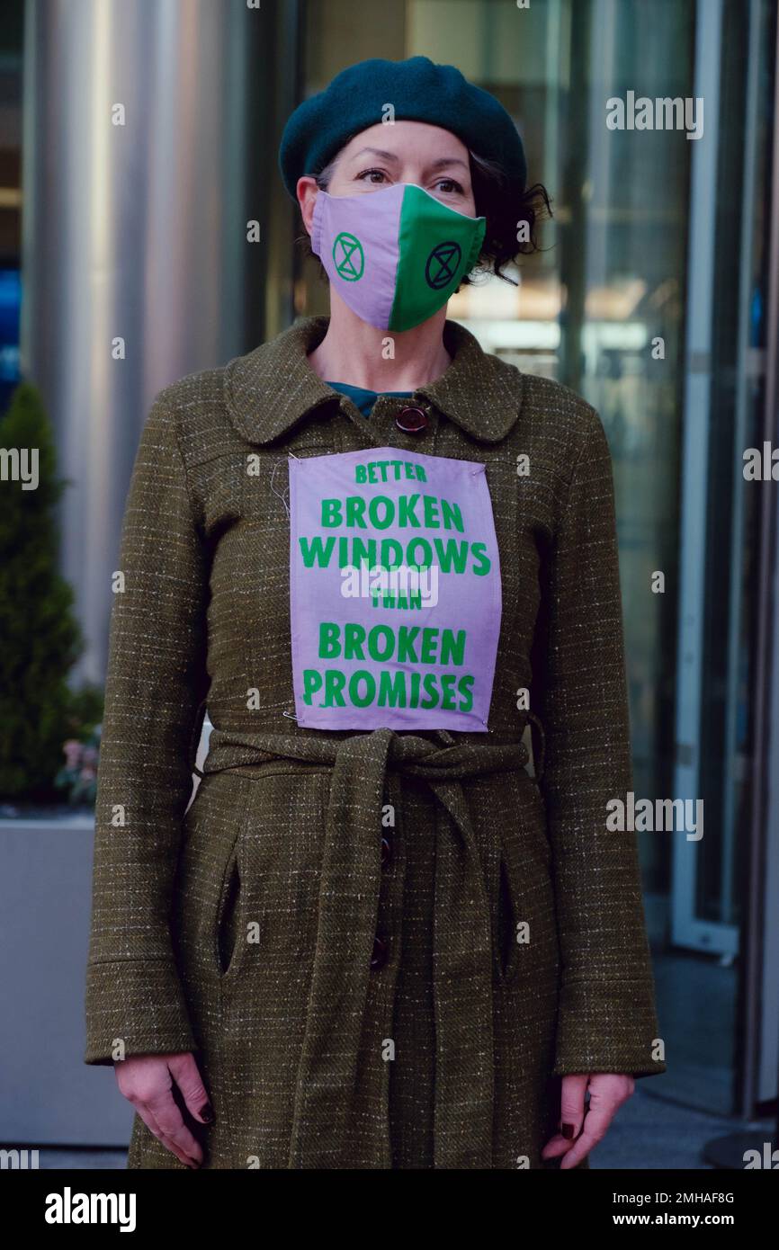 Londres, Royaume-Uni. 7 avril 2021. 7 extinction des femmes militantes de la rébellion brisent les fenêtres du QG de la Barclays Bank pour condamner l'échec de la banque à tenir la promesse de respecter l'accord climatique de Paris dans une action qui rappelle le mouvement suffragette. Le groupe avait des signes qui lisaient « mieux que des fenêtres brisées que des promesses brisées » et « en cas de bris de vitres d'urgence climatique ». Crédit: Joao Daniel Pereira. Banque D'Images