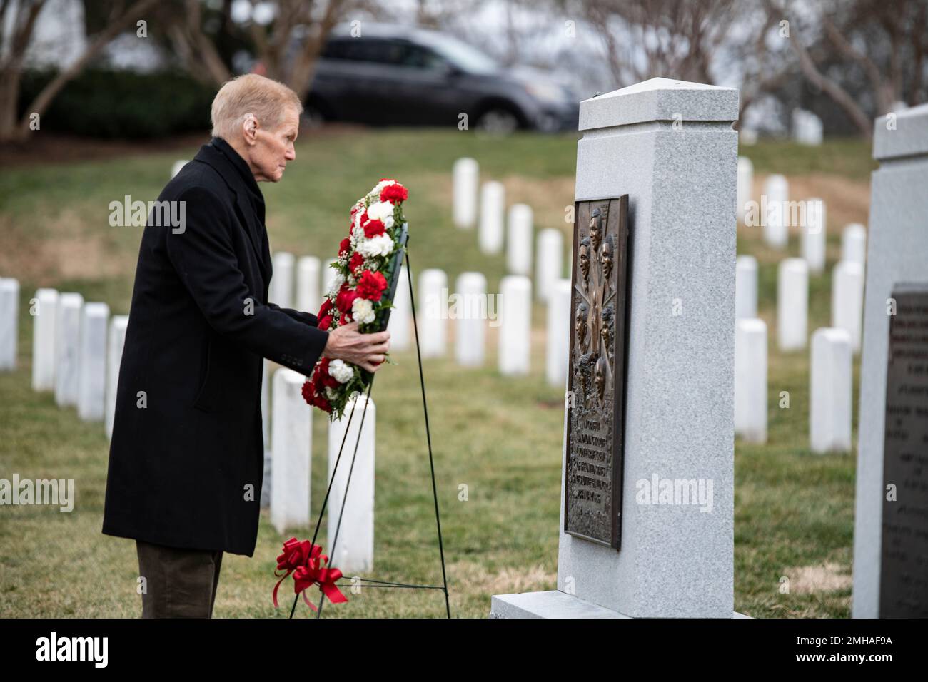 Arlington, États-Unis. 26th janvier 2023. Arlington, États-Unis. 26 janvier 2023. L'administrateur de la NASA, Bill Nelson, participe à une cérémonie de couronnes au mémorial Challenger de la navette spatiale pendant le jour du souvenir de la NASA au cimetière national d'Arlington, à 26 janvier 2023, à Arlington, en Virginie. Le jour du souvenir de la NASA rend hommage aux hommes et aux femmes qui ont perdu la vie dans l'exploration et la découverte de l'espace. Crédit : Elizabeth Fraser/États-Unis Armée/Alamy Live News Banque D'Images