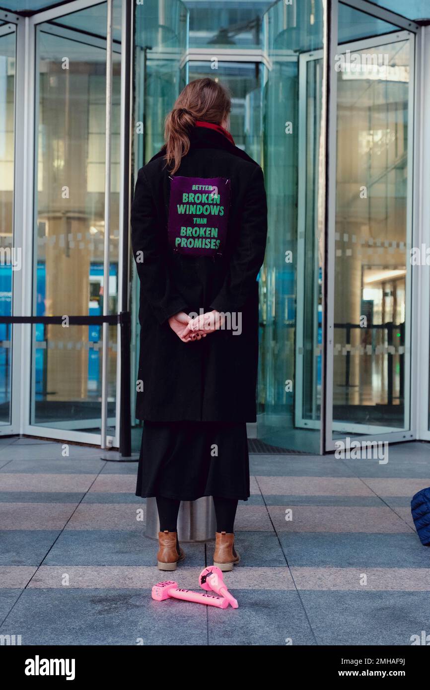 Londres, Royaume-Uni. 7 avril 2021. 7 extinction des femmes militantes de la rébellion brisent les fenêtres du QG de la Barclays Bank pour condamner l'échec de la banque à tenir la promesse de respecter l'accord climatique de Paris dans une action qui rappelle le mouvement suffragette. Le groupe avait des signes qui lisaient « mieux que des fenêtres brisées que des promesses brisées » et « en cas de bris de vitres d'urgence climatique ». Crédit: Joao Daniel Pereira. Banque D'Images