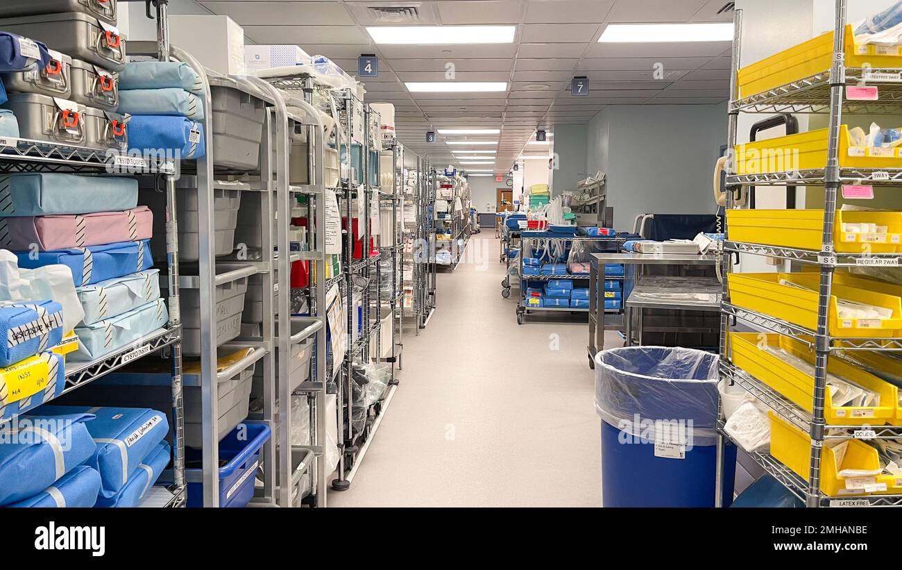 Hôpital salle d'opération couloir lit d'hôpital et machines Banque D'Images