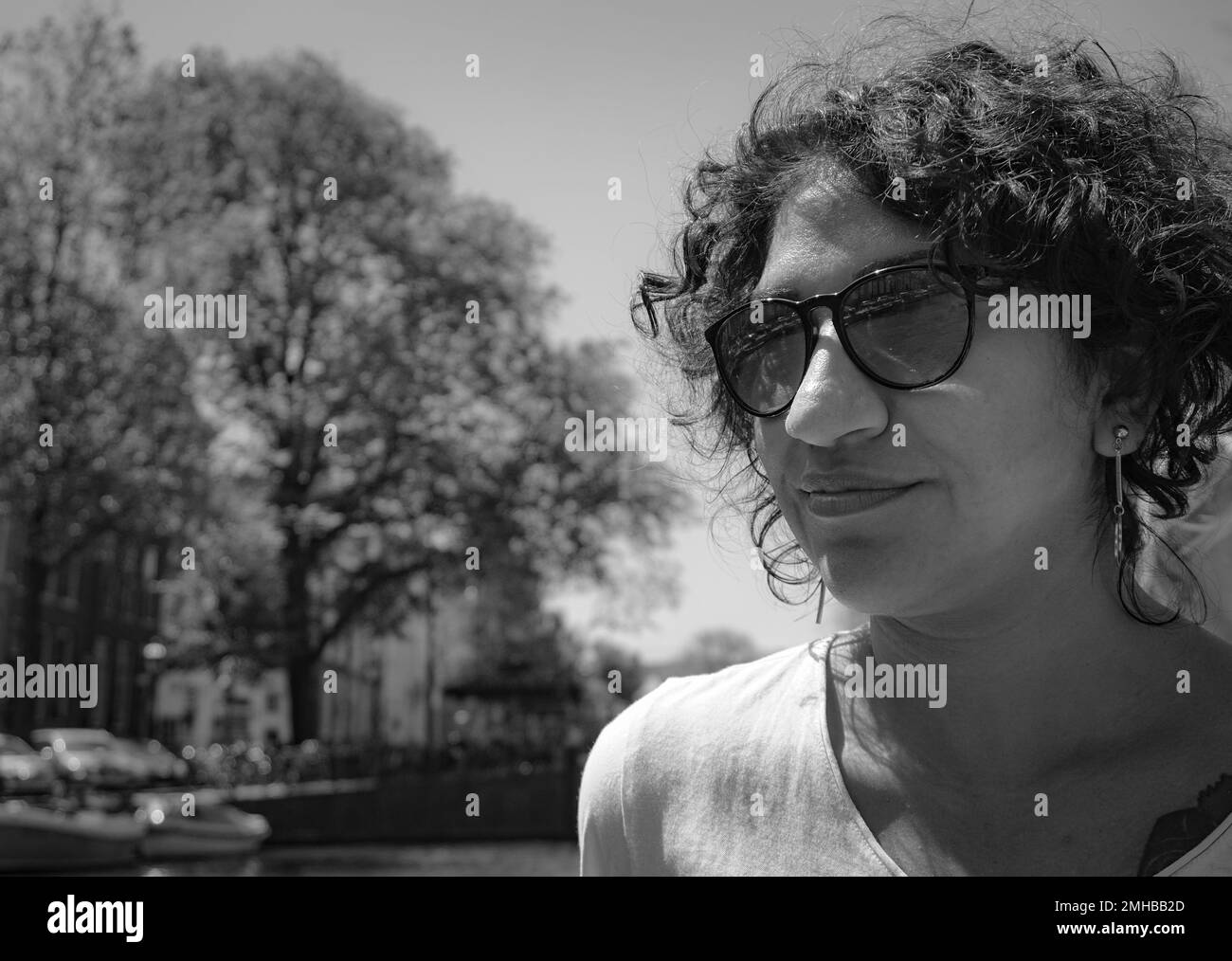 Gros plan d'une femme portant des lunettes de soleil contre le ciel Banque D'Images