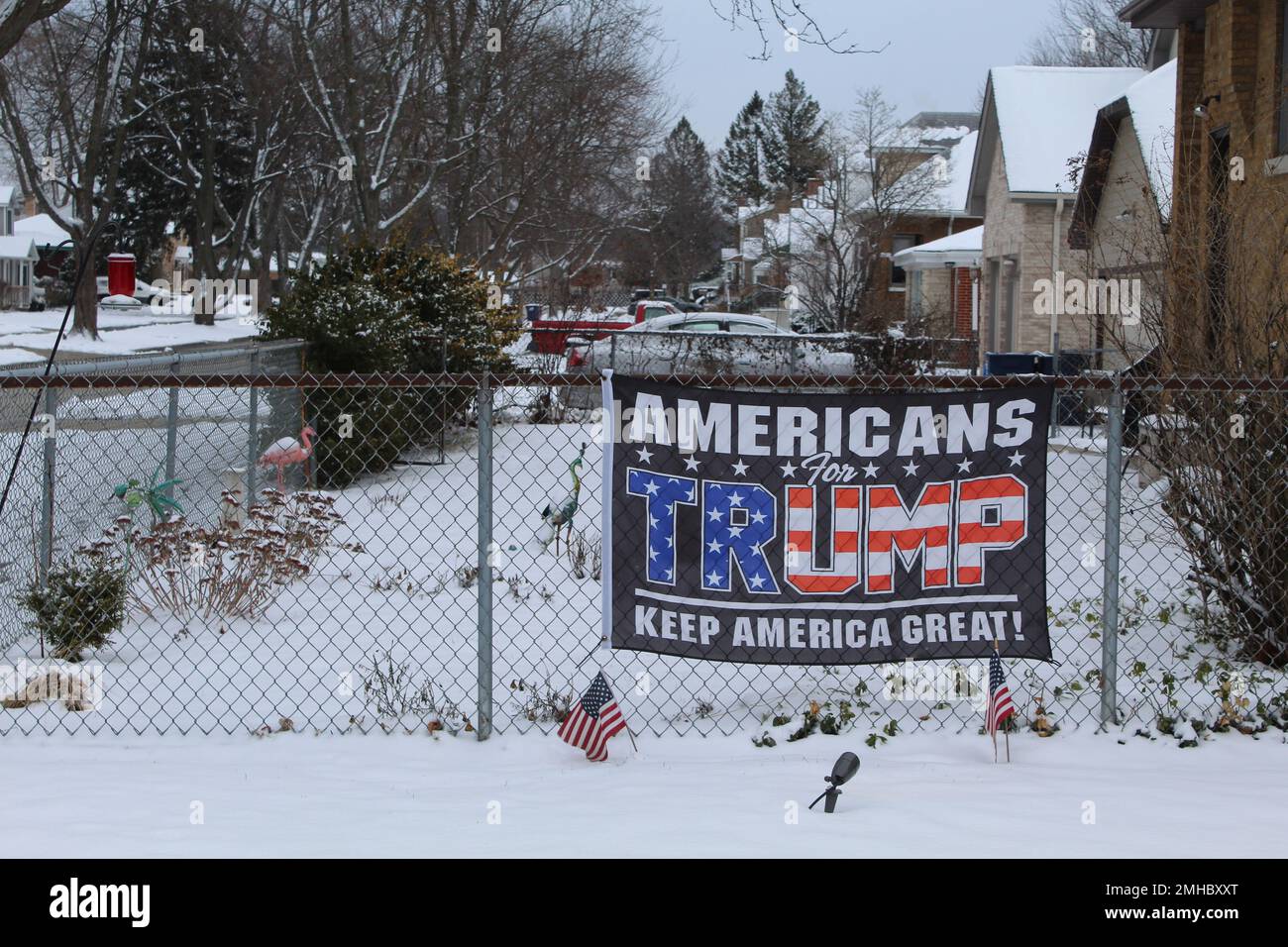 Les Américains pour Trump gardent le Grand drapeau de l'Amérique sur une clôture lors d'une journée d'hiver enneigée à des Plaines, Illinois Banque D'Images