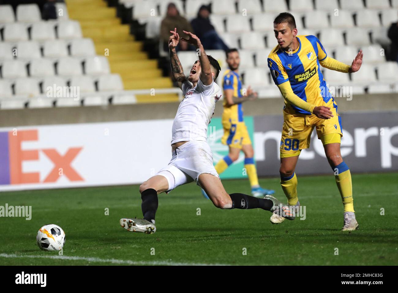 APOEL's Vujadin Savic, right challenges for the ball from Sevilla's Lucas Ocampos during the Europa League group A soccer match between APOEL Nicosia and Sevilla at GSP stadium in Nicosia, Cyprus, Thursday, Dec. 12, 2019. (AP Photo/Petros Karadjias) Banque D'Images