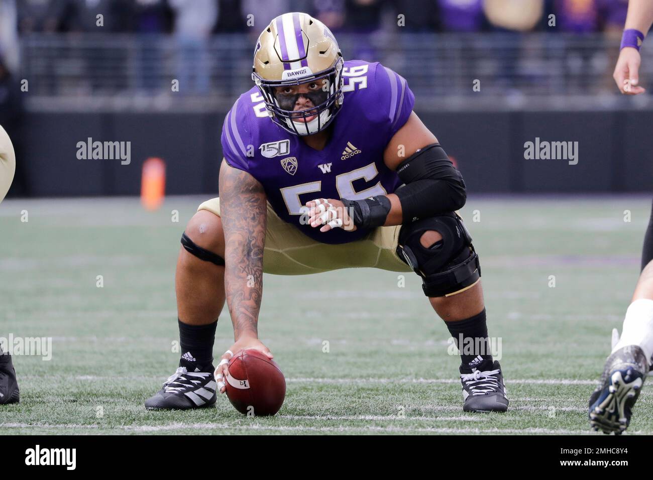 FILE - In this Sept. 28, 2019, file photo, Washington's Nick Harris lines up during an NCAA college football game against Southern Cal, in Seattle. Harris was selected to The Associated Press All-Pac 12 Conference team, Thursday, Dec. 12, 2019. (AP Photo/Elaine Thompson, File) Banque D'Images