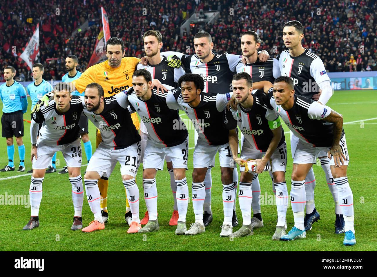 Juventus team players pose prior to the start of the Champions League Group D soccer match between Bayer Leverkusen and Juventus at the BayArena in Leverkusen, Germany, Wednesday, Dec. 11, 2019. (AP Photo/Martin Meissner) Banque D'Images