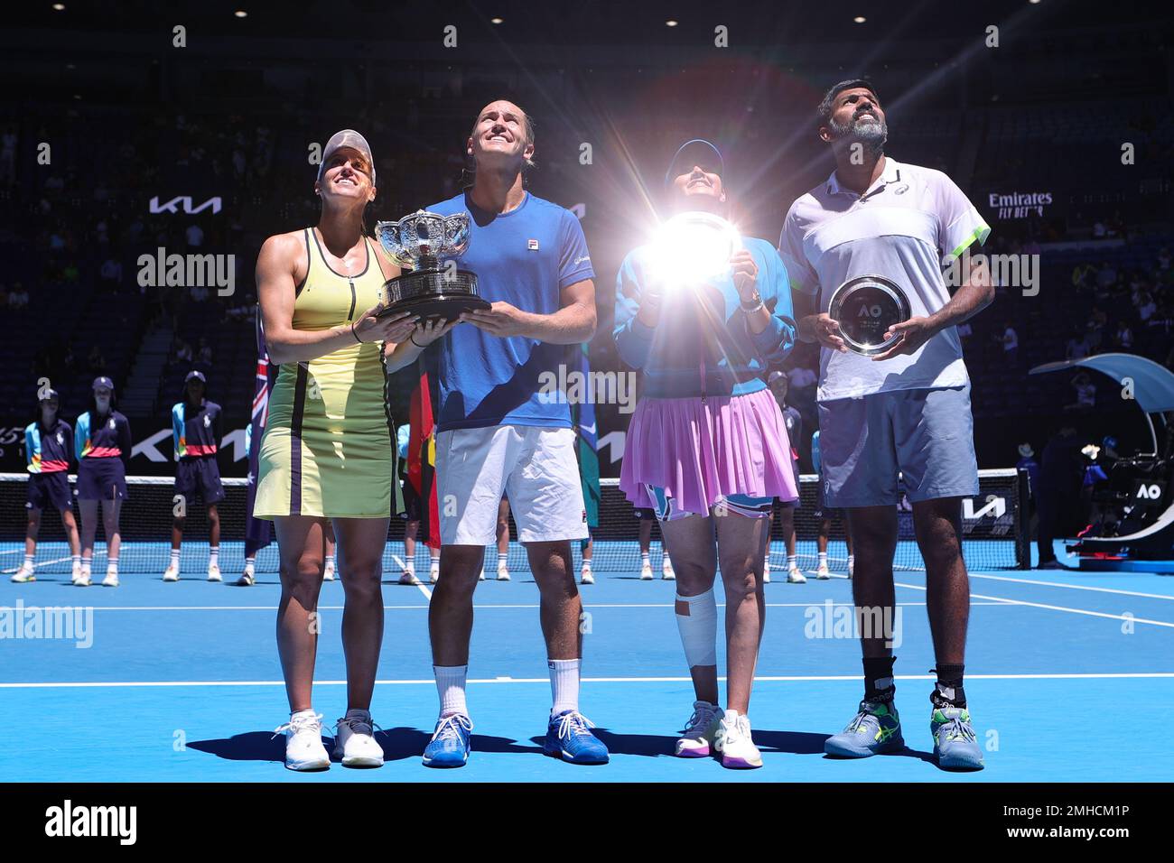 Melbourne, Australie. 27th janvier 2023. Luisa Stefani et Rafael Matos du Brésil et Sania Mirza et Rohan Bopanna d'Indi montrent leurs trophées lors du match final Mixte des doubles, jour 12, à l'Open de tennis australien 2023 à Rod laver Arena, Melbourne, Australie, le 27 janvier 2023. Photo de Peter Dovgan. Utilisation éditoriale uniquement, licence requise pour une utilisation commerciale. Aucune utilisation dans les Paris, les jeux ou les publications d'un seul club/ligue/joueur. Crédit : UK Sports pics Ltd/Alay Live News Banque D'Images