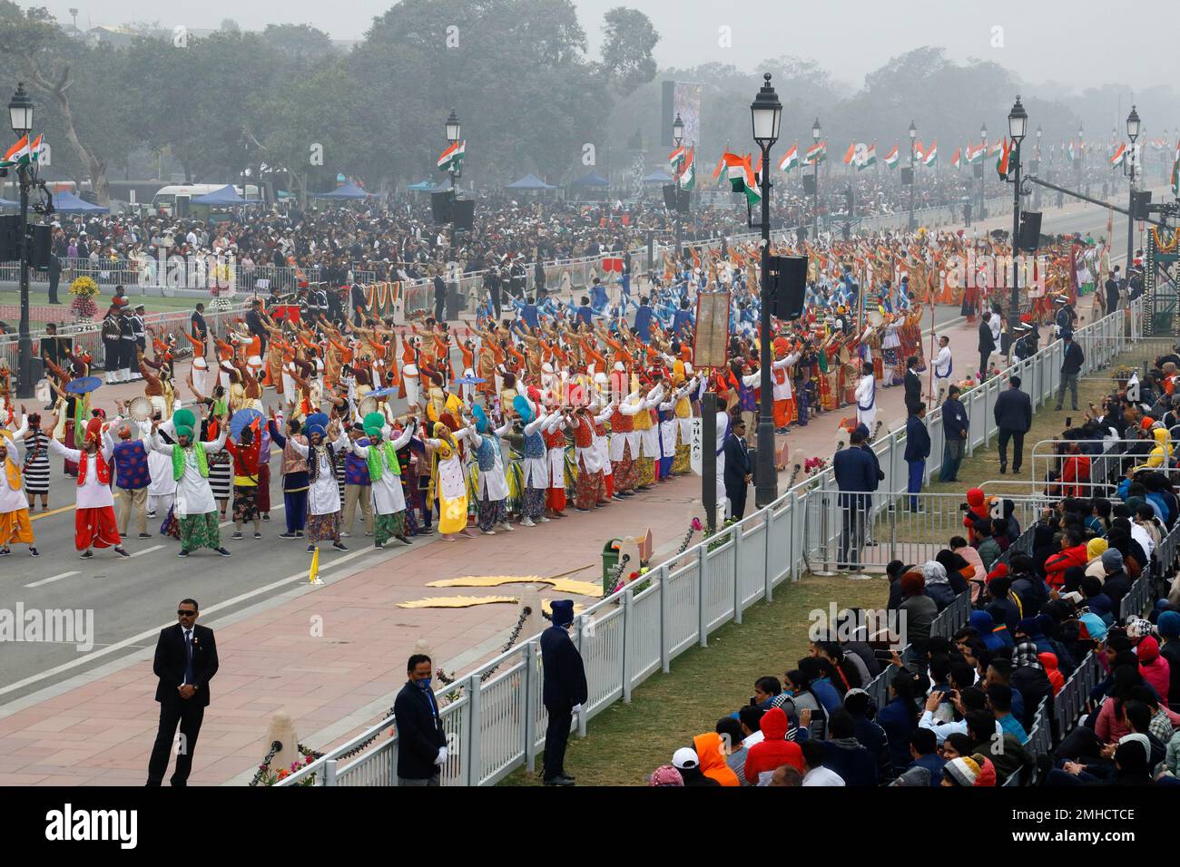 New Delhi, Inde. 26th janvier 2023. Les artistes font une danse à Kartavya Path lors de la célébration de la Fête de la République 74th. Le président égyptien Abdel Fattah El-Sisi est l'invité principal de l'Inde à assister au défilé. Le thème de la Journée de la République 2023 est ìJan Bhagidari (participation du peuple commun)Î. (Photo par Naveen Sharma/SOPA Images/Sipa USA) crédit: SIPA USA/Alay Live News Banque D'Images