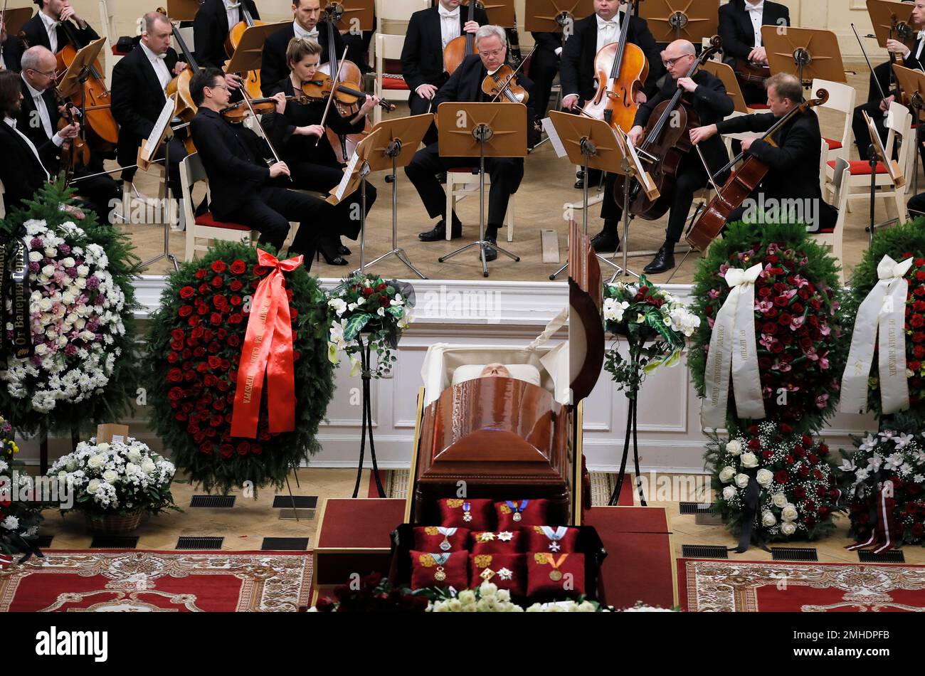 Quintet of Bavarian Radio plays next to the coffin of Mariss Jansons during a memorial ceremony in the Great Philharmonic Hall in St.Petersburg, Russia, Thursday, Dec. 5, 2019. Mariss Jansons, conductor of top classical ensembles including the Pittsburgh Symphony Orchestra and the Royal Concertgebouw Orchestra in Amsterdam, has died in Russia. He was 76. (AP Photo/Dmitri Lovetsky) Banque D'Images
