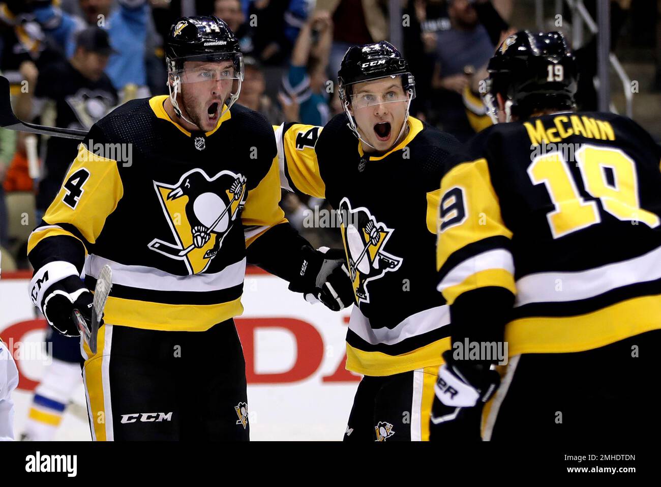 Pittsburgh Penguins' Stefan Noesen (14) celebrates his first goal with the Penguins with Dominik Kahun (24) and Jared McCann (19) during the second period of an NHL hockey game against the St. Louis Blues 9n Pittsburgh, Wednesday, Dec. 4, 2019. (AP Photo/Gene J. Puskar) Banque D'Images