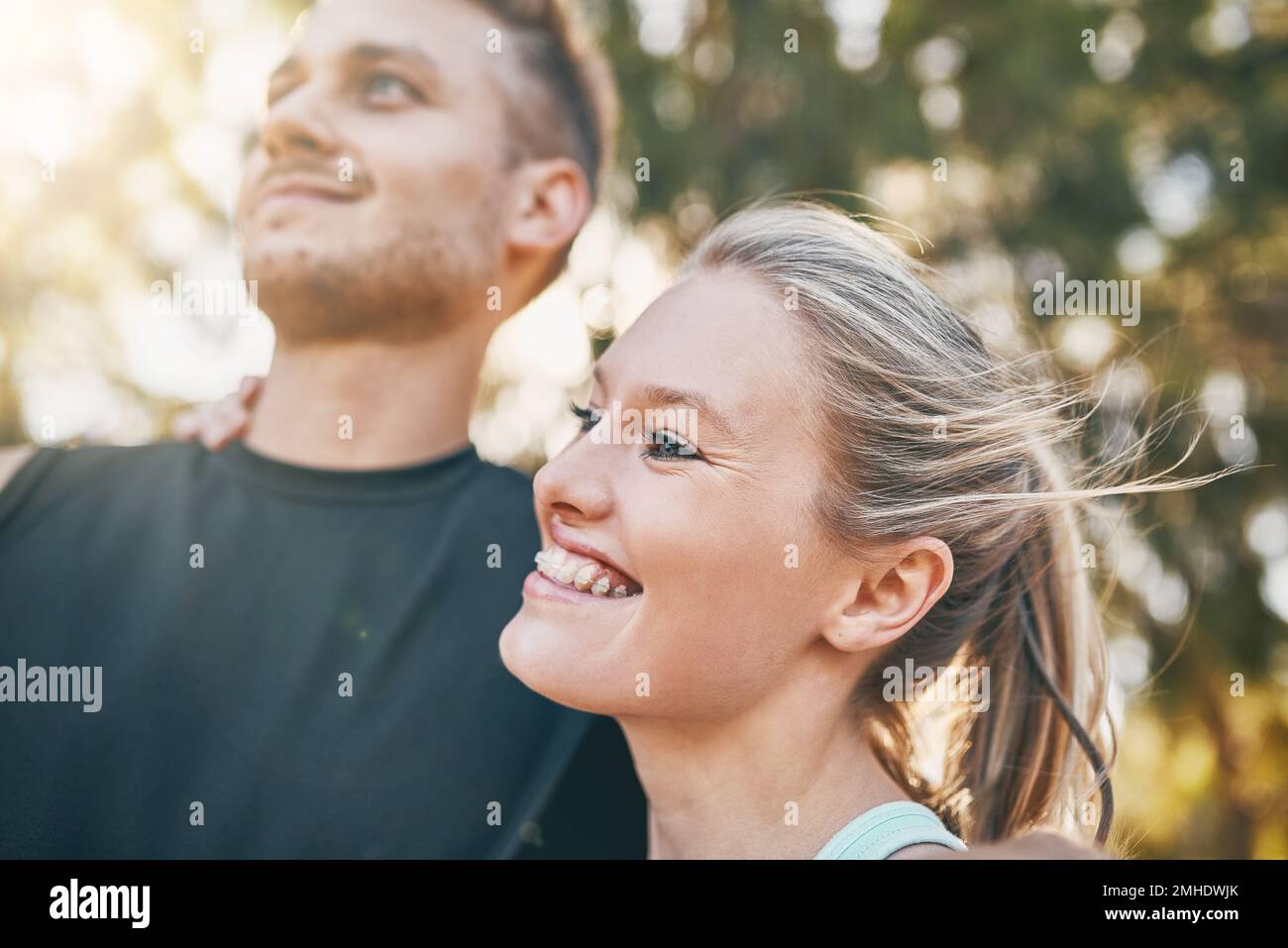 Suer, sourire et répéter. un jeune couple souriant ensemble à l'extérieur. Banque D'Images