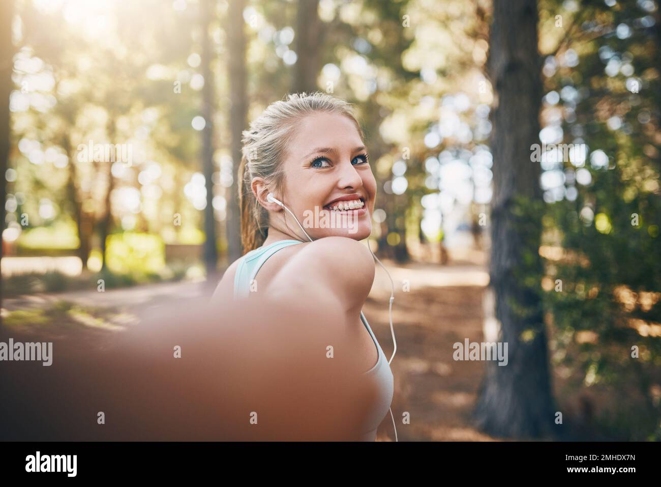 Centre de fitness de destination. Photo personnelle d'un jeune couple qui se promède dans la forêt. Banque D'Images