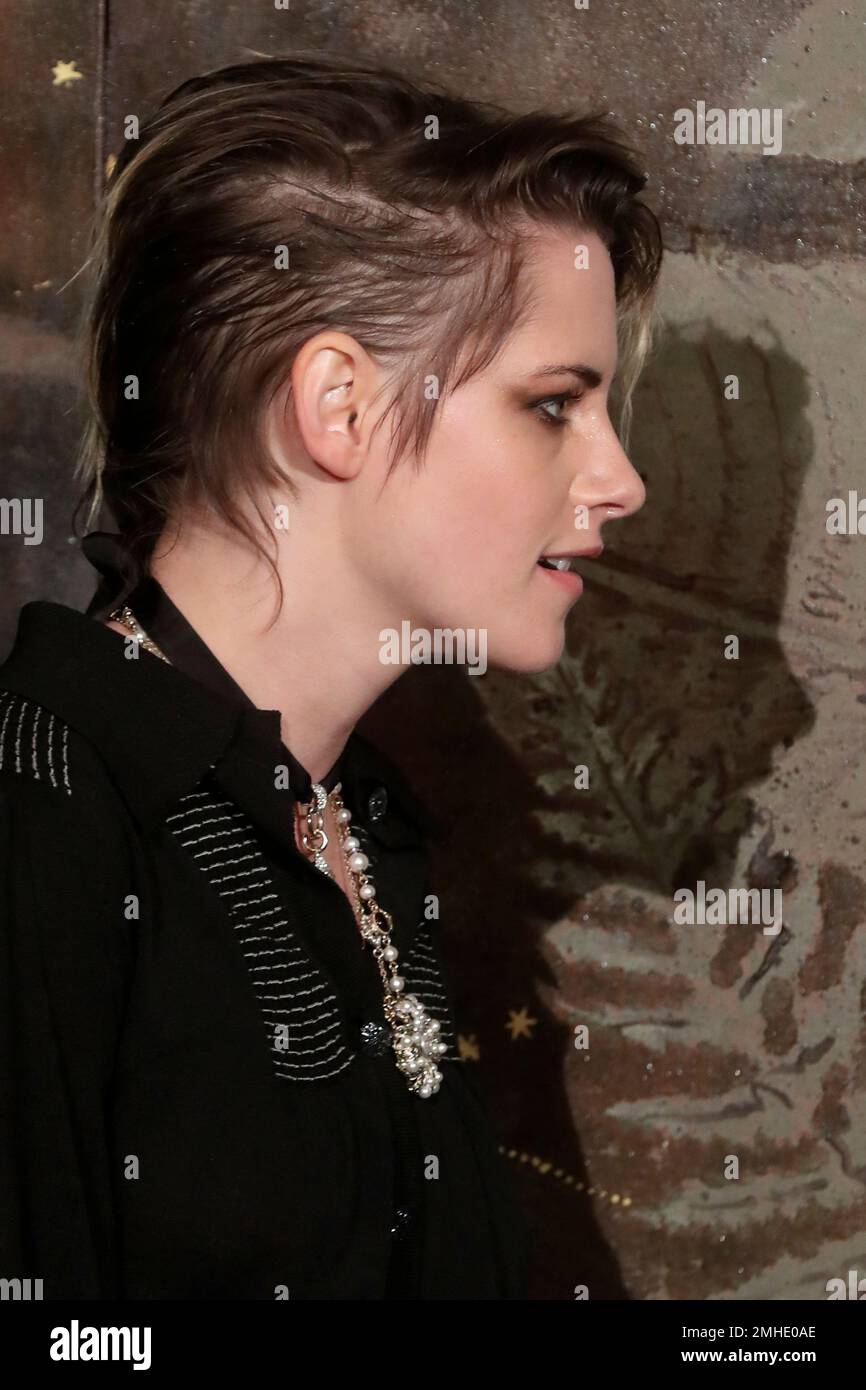 Actress Kristen Stewart poses during a photocall before the presentation of Chanel's Metiers d'Art collection, Wednesday, Dec.4, 2019 at the Grand Palais in Paris. (AP Photo/Thibault Camus) Banque D'Images