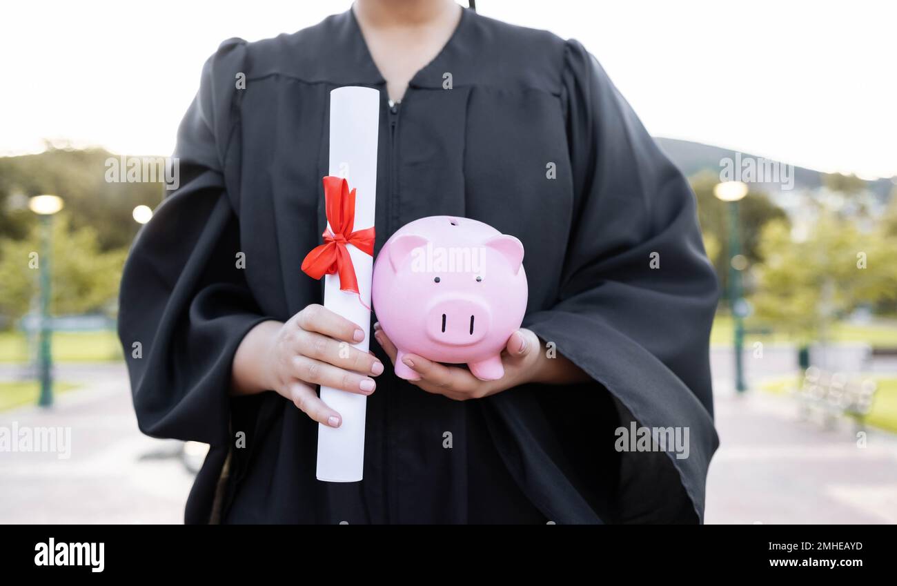 Banque de piggy, sauvant et diplôme universitaire entre les mains d'une femme diplômé avec défilement de l'éducation. Papier d'étude, bourse d'études et fonds de fiducie d'université d'une femme Banque D'Images