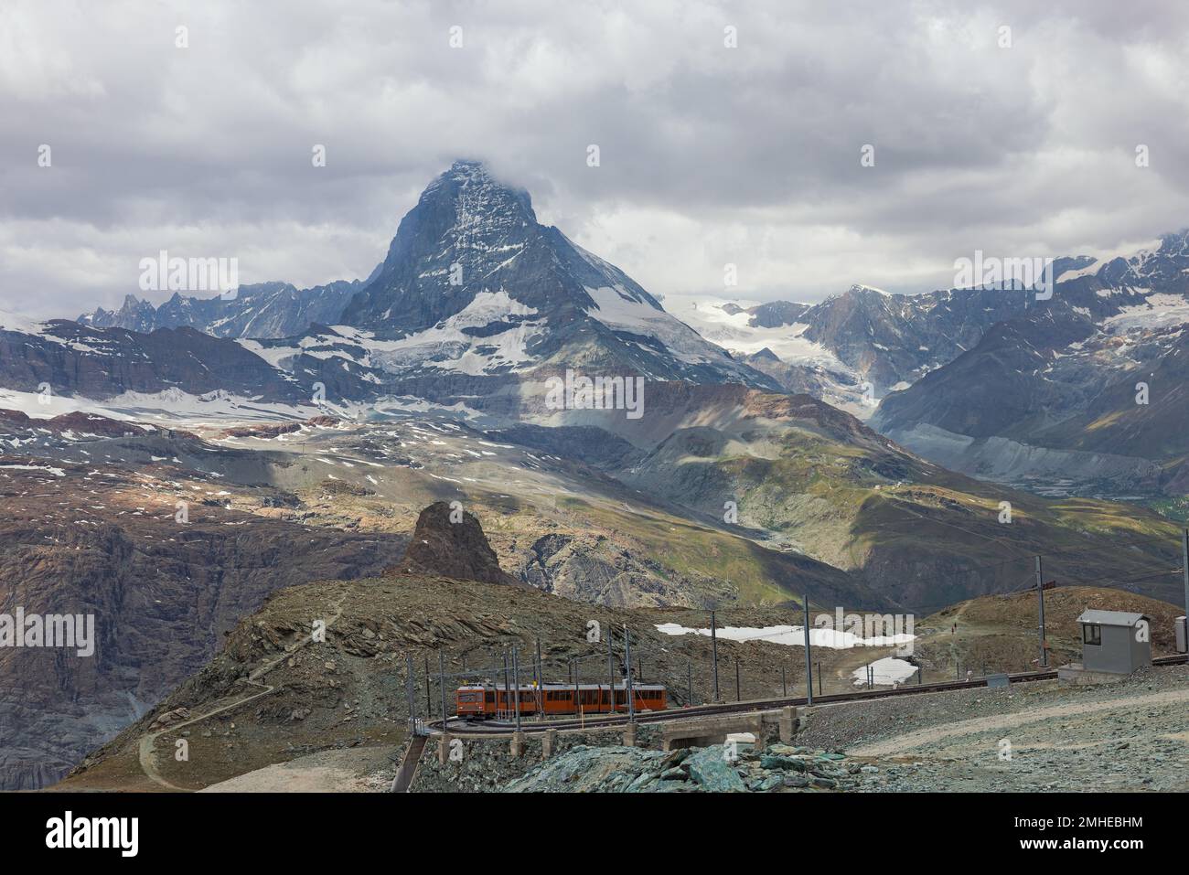 Train rouge sur le fond de la montagne du Cervin dans les Alpes suisses Banque D'Images