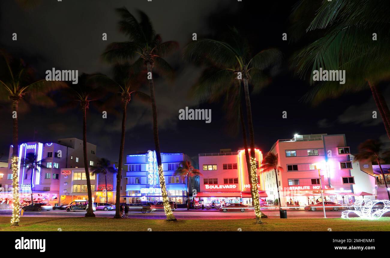 Vibes nocturnes à Ocean Drive, quartier historique art déco de Miami Beach avec hôtels éclairés, Floride, États-Unis Banque D'Images