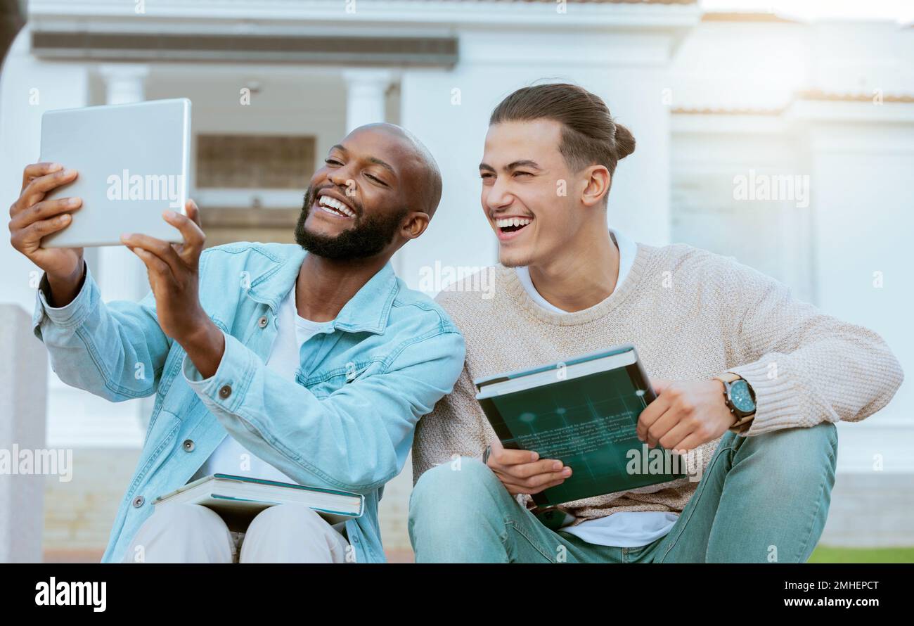 Étudiants, hommes et tablette pour selfie, plein air et bonheur avec l'enseignement supérieur, partager des photos et se détendre. Les hommes, les gars et les universitaires en pause Banque D'Images