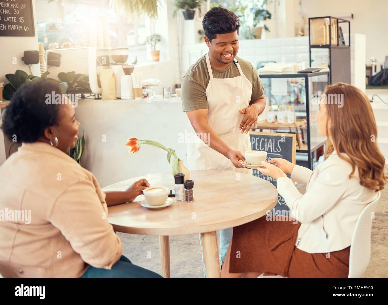 Serveur, service de service et de restaurant pour le client dans un café ou un café avec un travailleur amical le matin. Boisson, consommateur et homme donne Banque D'Images