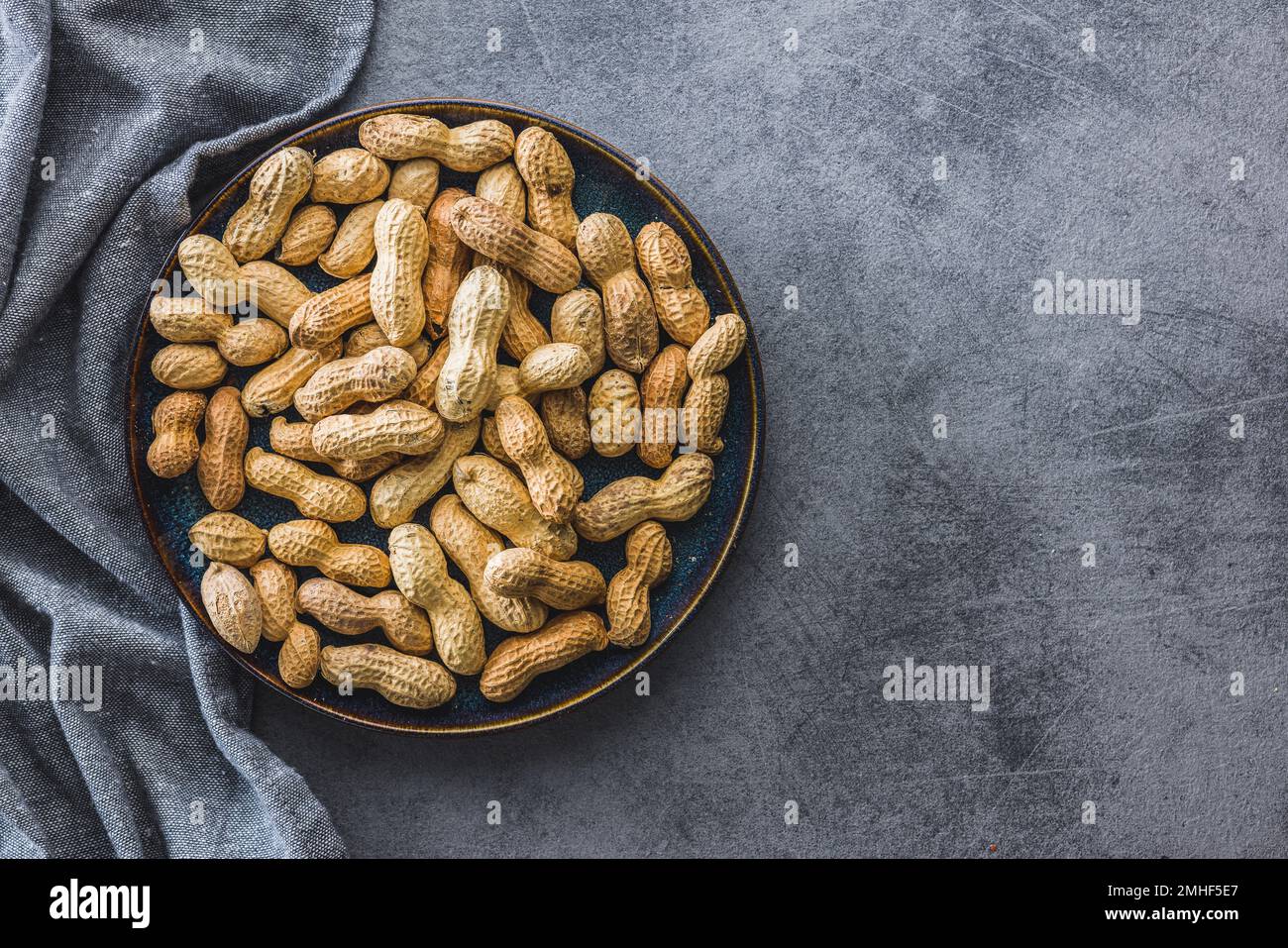 Arachides non pelées sur la table de cuisine. Banque D'Images