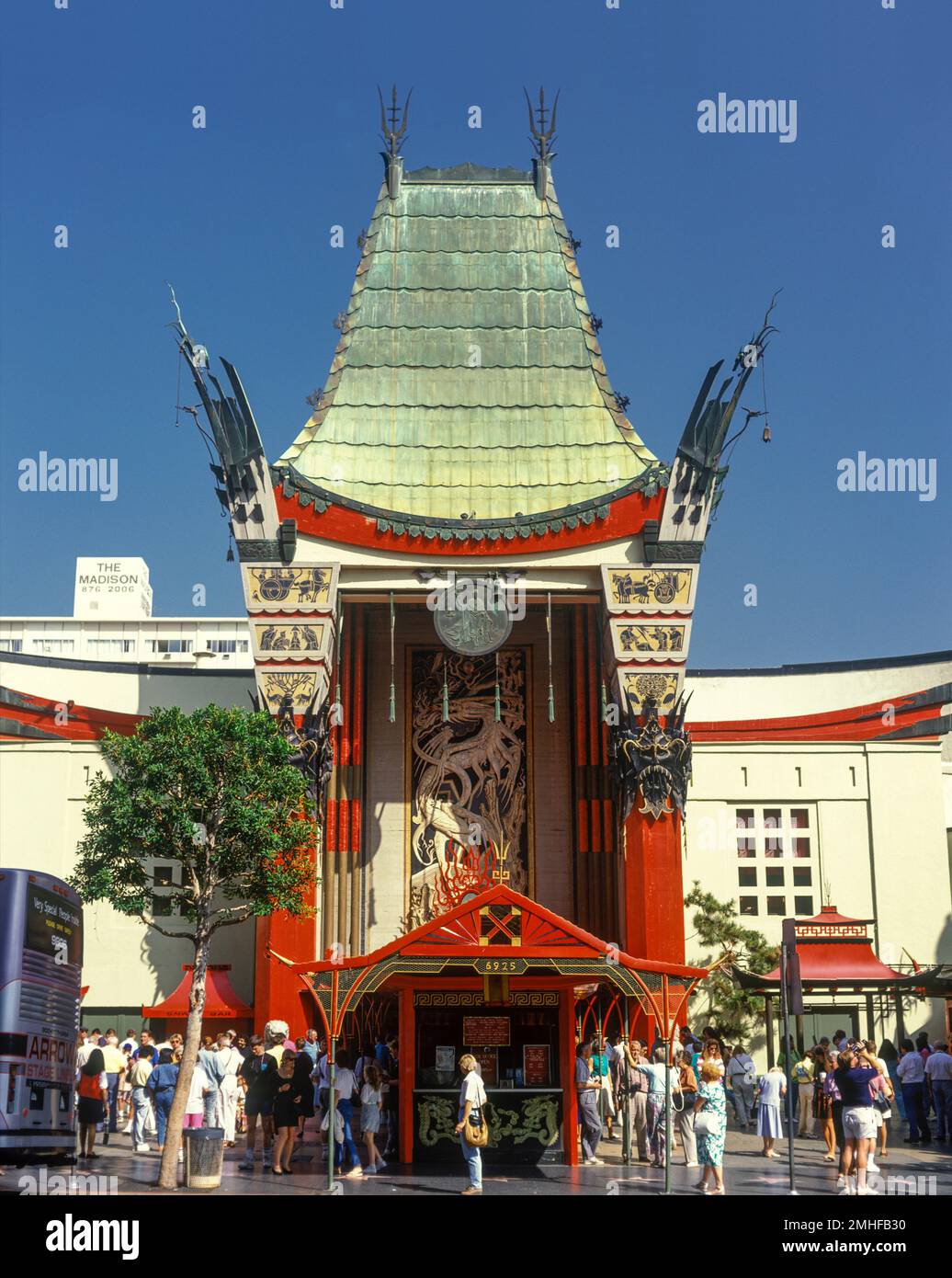 1990 HISTORIQUE GRAUMAN'S CHINESE THEATRE (©MAYER & HOLLER 1927) WALK OF FAME HOLLYWOOD BOULEVARD LOS ANGELES CALIFORNIA USA Banque D'Images