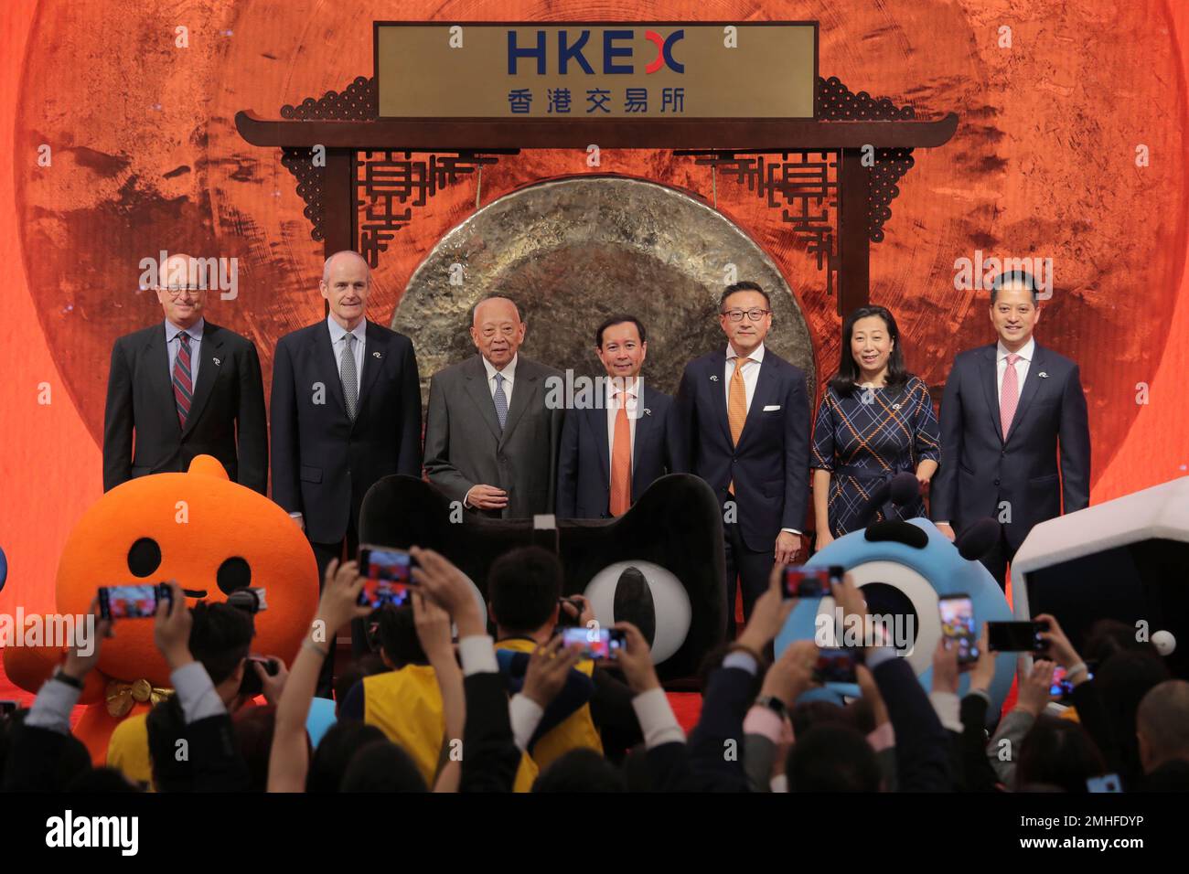 Chairman and CEO of Alibaba Group Daniel Zhang Yong, center, Executive Vice Chairman and co-founder of the Alibaba Group Joseph Tsai, third right, Vice Chairman of the National Committee of the Chinese People's Political Consultative Conference Tung Chee-hwa, third left, attend their company's listing ceremony at the Hong Kong Stock Exchange (HKEX) in Hong Kong, Tuesday, Nov. 26, 2019. (AP Photo/Kin Cheung) Banque D'Images