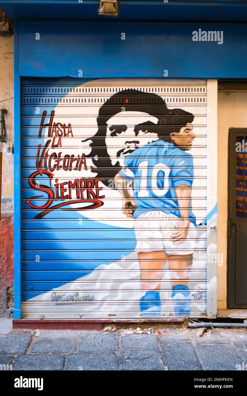 Une fresque murale en vitrine du footballeur, la star du football Diego Maradona avec le révolutionnaire cubain Che Guevera. Un exemple de graffiti à Naples, Naples, Italie, IT Banque D'Images