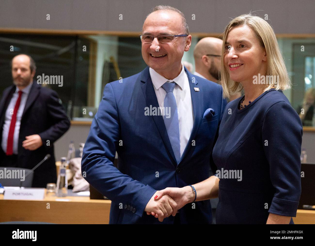 European Union foreign policy chief Federica Mogherini, right, shakes hands with Croatia's Minister for Development Gordan Grlic Radman during a meeting of EU foreign ministers at the EU Council building in Brussels, Monday, Nov. 25, 2019. (AP Photo/Virginia Mayo) Banque D'Images