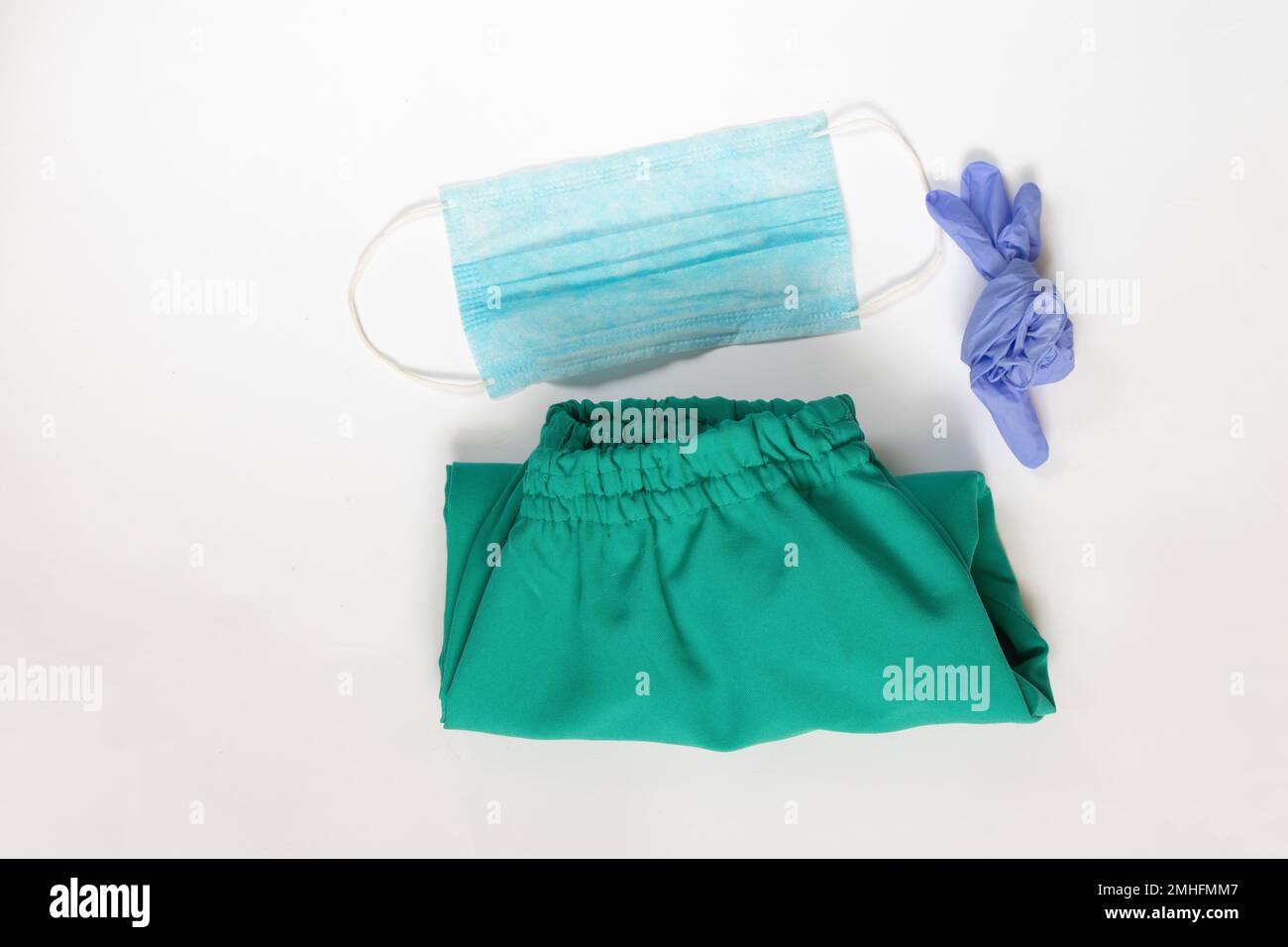 ensemble d'uniformes médicaux plié sur l'infirmière de fond isolée Banque D'Images