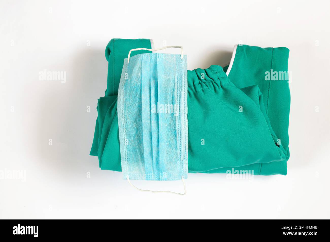 ensemble d'uniformes médicaux plié sur l'infirmière de fond isolée Banque D'Images