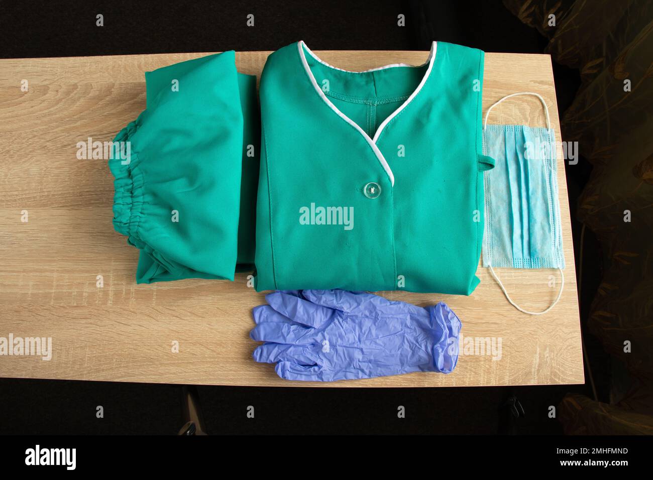ensemble d'uniformes médicaux plié sur l'infirmière de fond isolée Banque D'Images