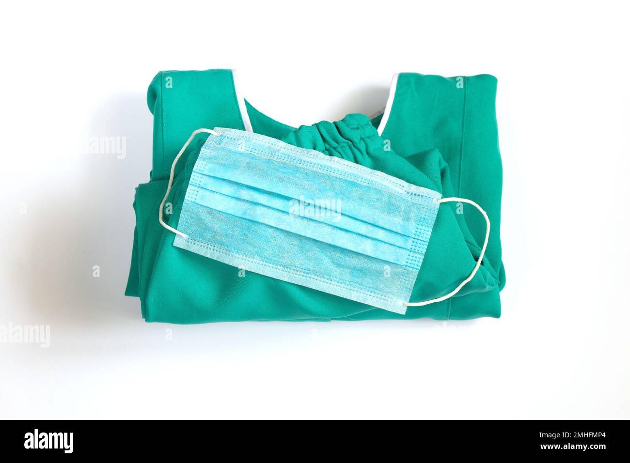 ensemble d'uniformes médicaux plié sur l'infirmière de fond isolée Banque D'Images