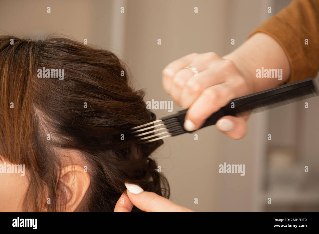 Femme avec une coiffure créative des braïdes, une photo en gros plan, des braïdes tressés, une coiffure créative Banque D'Images