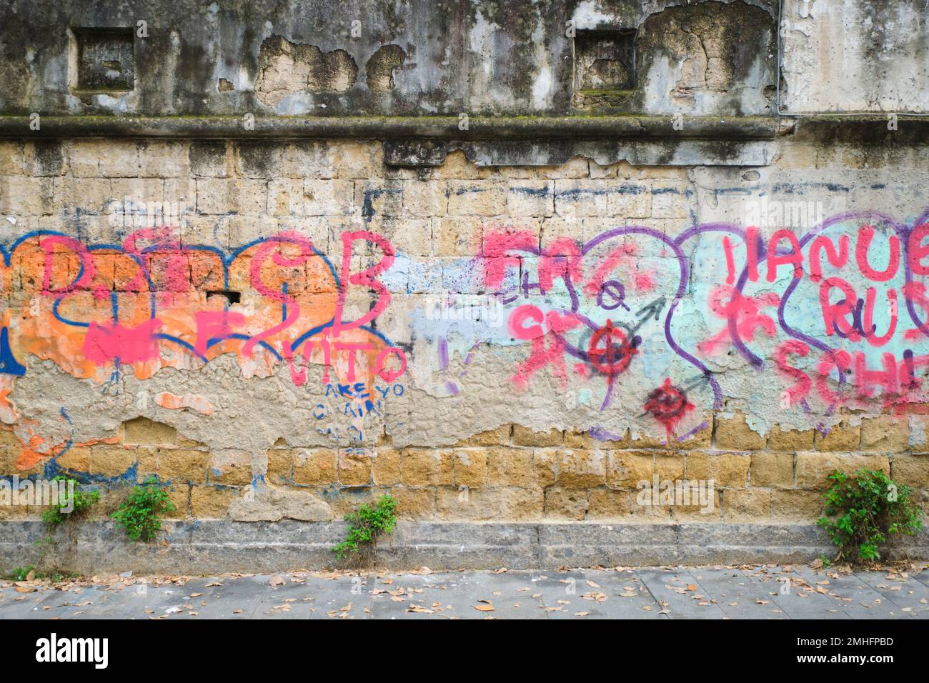 Le mur extérieur des casernes de l'armée Caserma Garibaldi, couvert de mots balisés, couches salissantes. Un exemple de graffiti à Naples, Naples, Italie, Ital Banque D'Images
