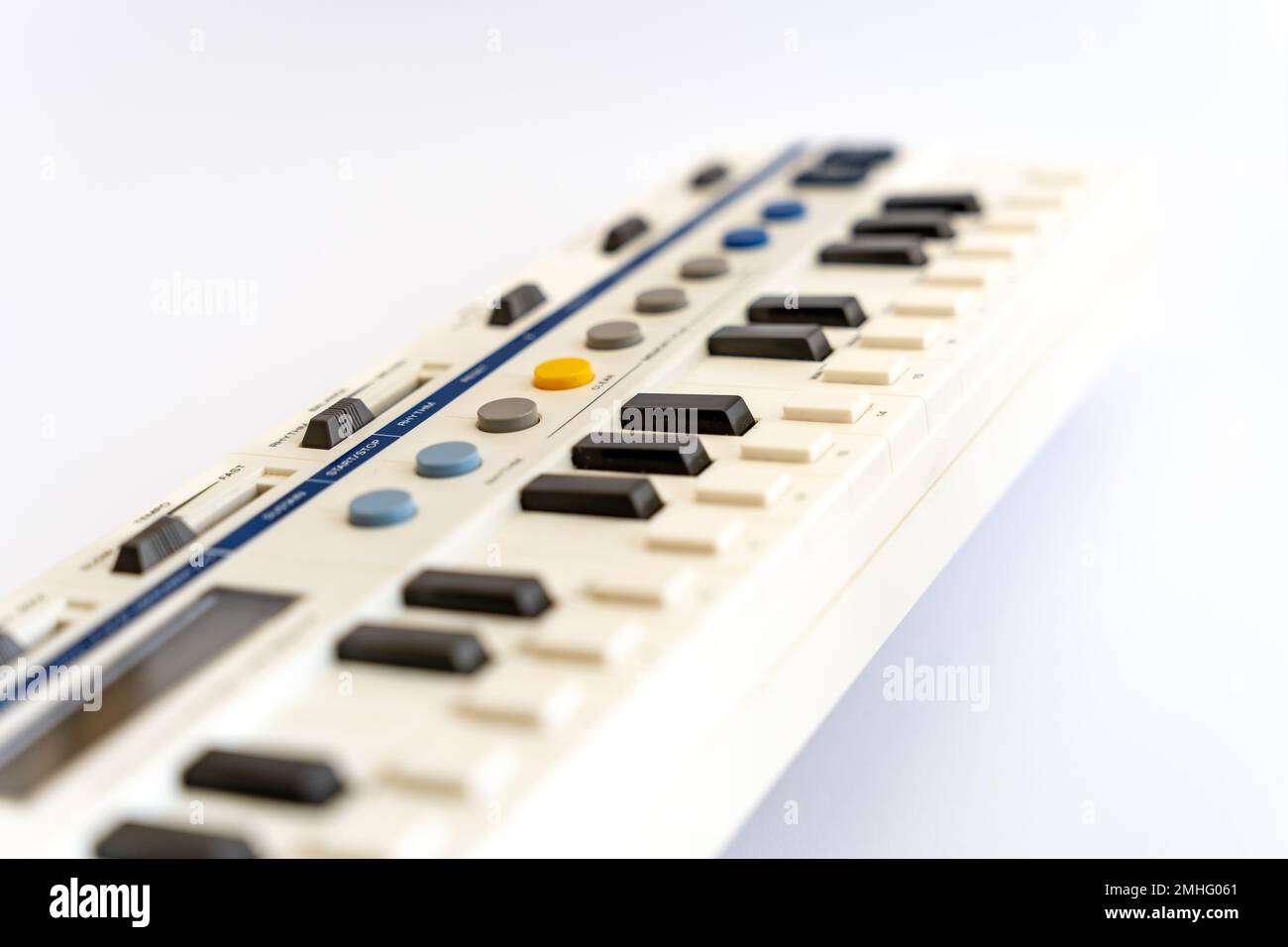 Mini clé de piano électrique sur fond blanc, isoler le fond. Concept de musique et de compositeur. Banque D'Images
