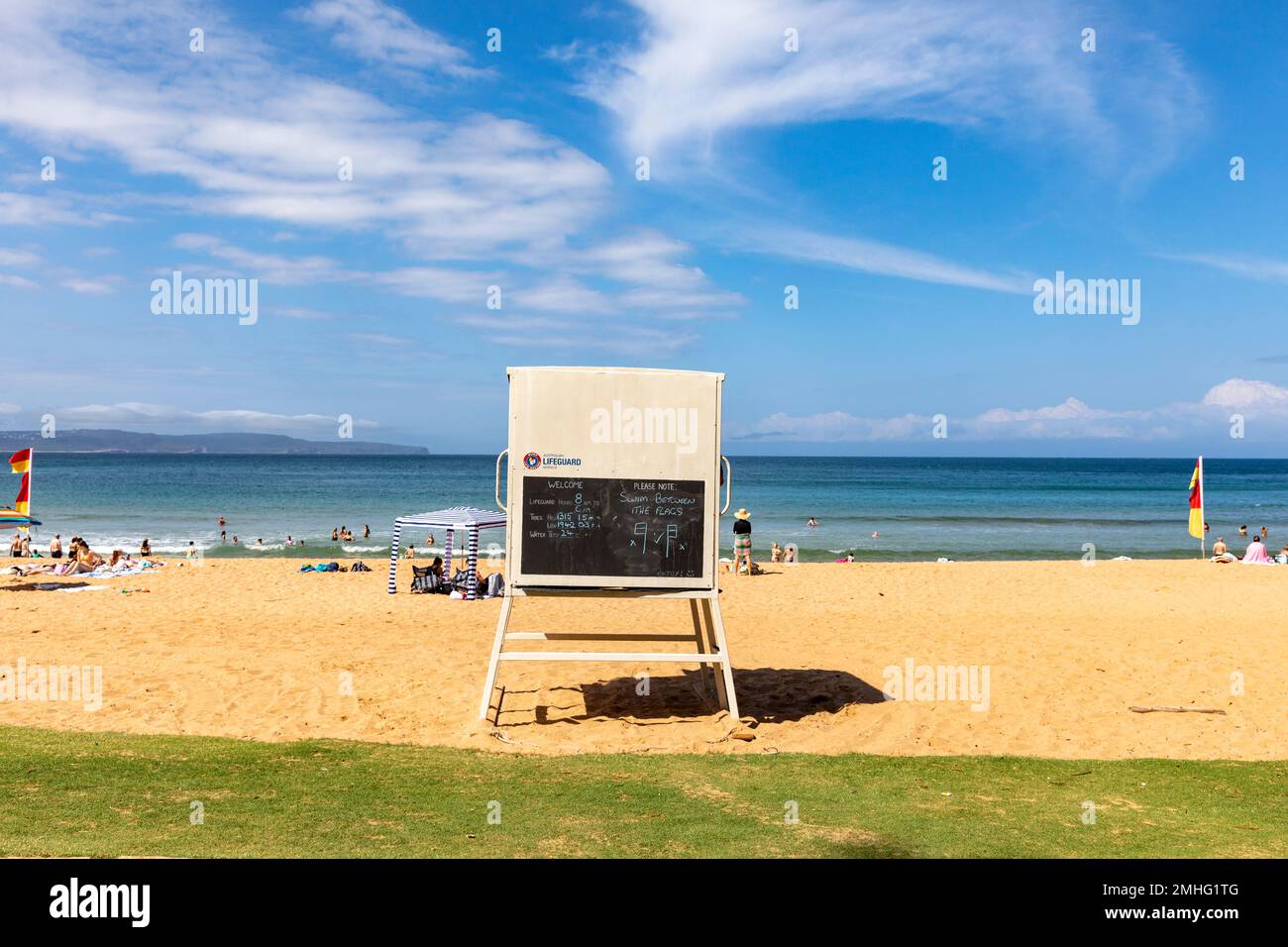 Refuge de sauvetage australien sur Palm Beach à Sydney, avertissement de nager entre les drapeaux ( en photo) , Sydney,NSW,Australie Banque D'Images