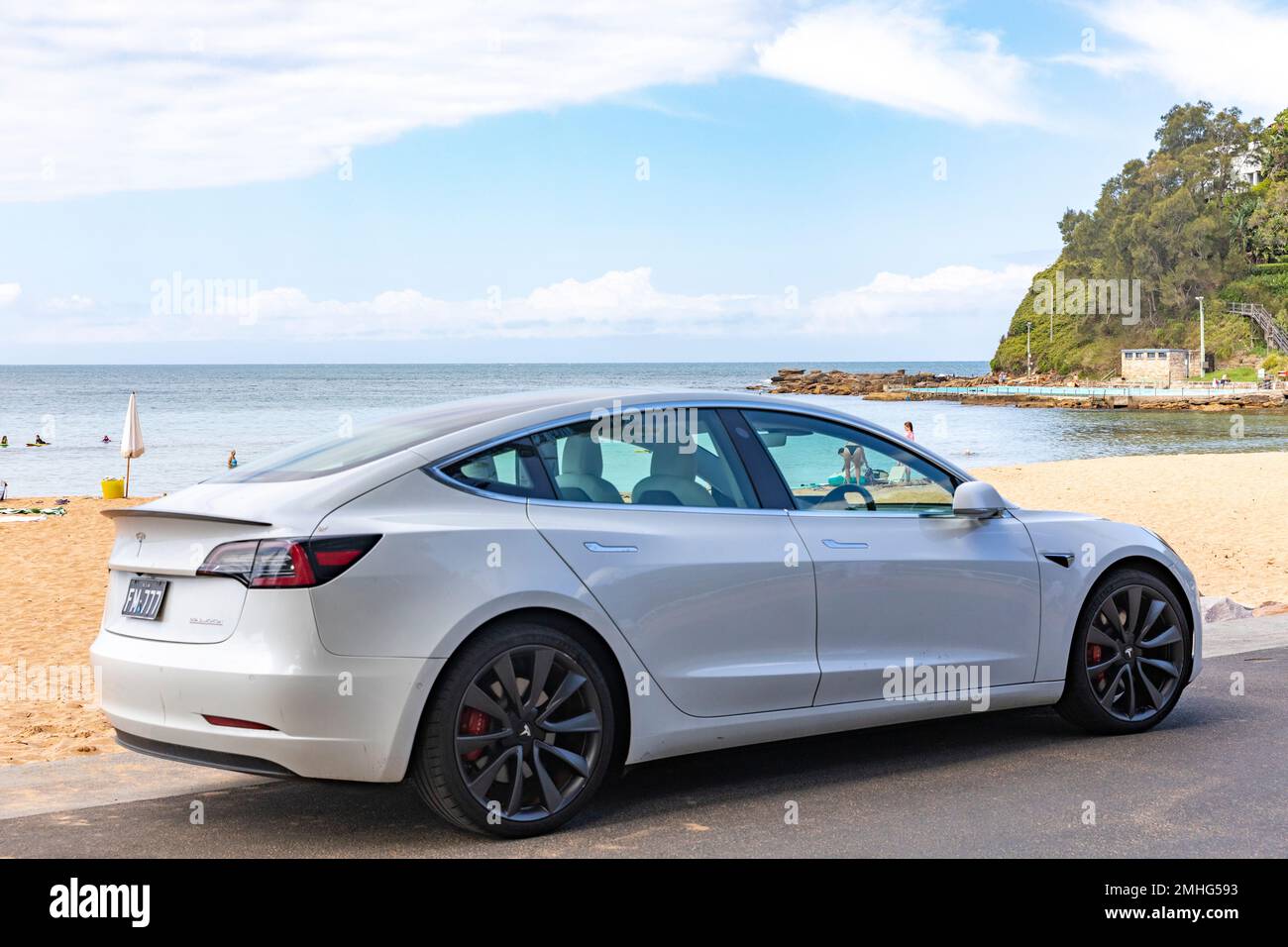 Voiture électrique White Tesla modèle 3, modèle 2020 ans, garée à Palm Beach à Sydney le jour de l'été, Sydney, Nouvelle-Galles du Sud, Australie Banque D'Images