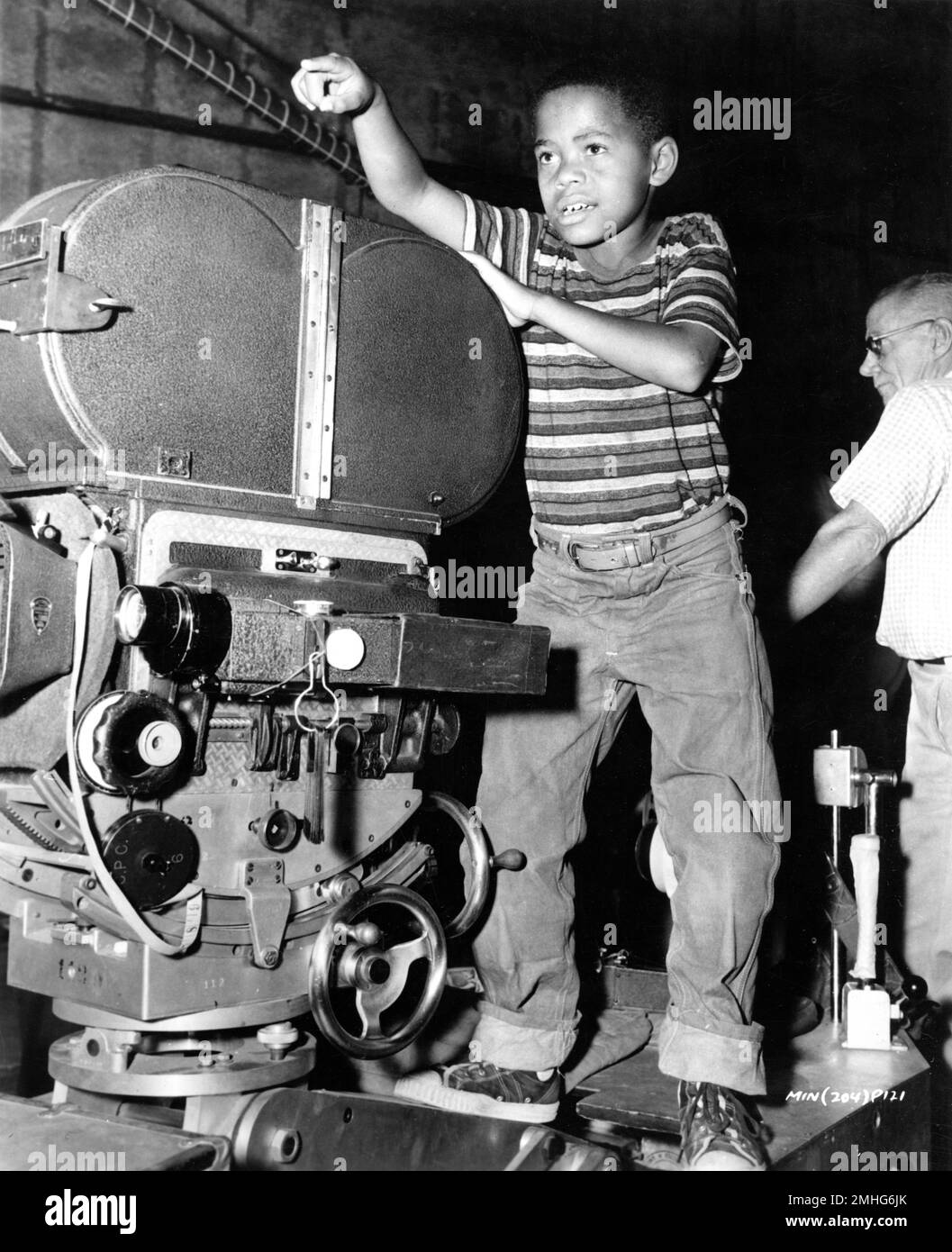 L'enfant Steven PERRY et le cinéaste JOHN F. SEITZ sur le plateau Candid à côté de Movie Camera pendant le tournage de L'HOMME DANS LE NET 19459 réalisateur MICHAEL CURTIZ producteurs Alan Ladd et Walter M. Mirisch / Jaguar Productions - The Mirisch Corporation / United Artists Banque D'Images