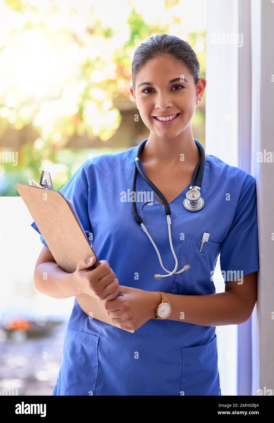 Je suis fier de prendre soin des gens. Portrait d'un jeune médecin tenant une planchette à pince dans un hôpital. Banque D'Images