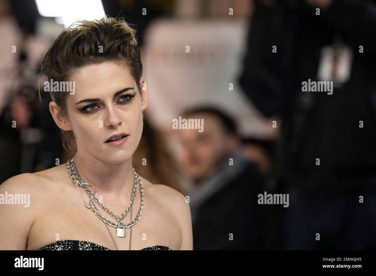 Actress Kristen Stewart poses for photographers upon arrival at the premiere of the film 'Charlie's Angels' in London, Wednesday, Nov. 20, 2019. (Photo by Vianney Le Caer/Invision/AP) Banque D'Images
