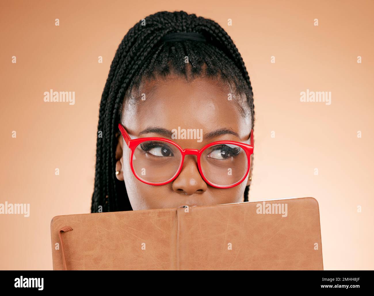 Femme noire, bloc-notes et masque en studio pour penser, lunettes ou planning pour les petites entreprises en ligne. Jeune entrepreneur africain, livre Banque D'Images