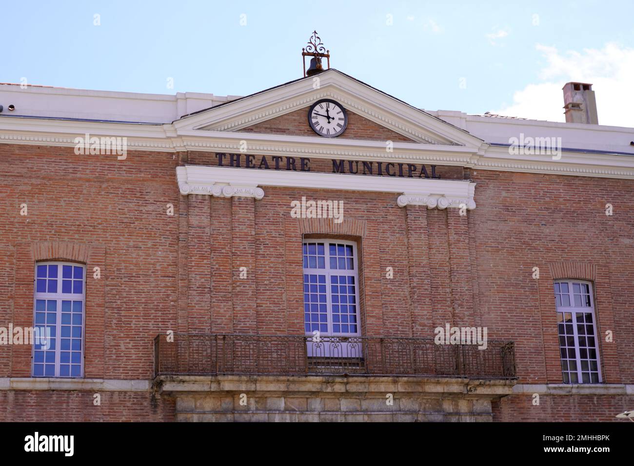 le texte d'entrée du bâtiment de perpignan dans le théâtre français signifie théâtre Banque D'Images le texte d'entrée du bâtiment de perpignan dans le théâtre français signifie théâtre Banque D'Images