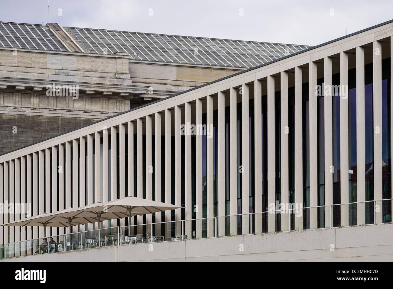 Terrasse d'un bistro extérieur à la galerie James Simon qui est le centre d'accueil de l'île aux musées de Berlin construite par l'architecte David Chipperfield. Banque D'Images