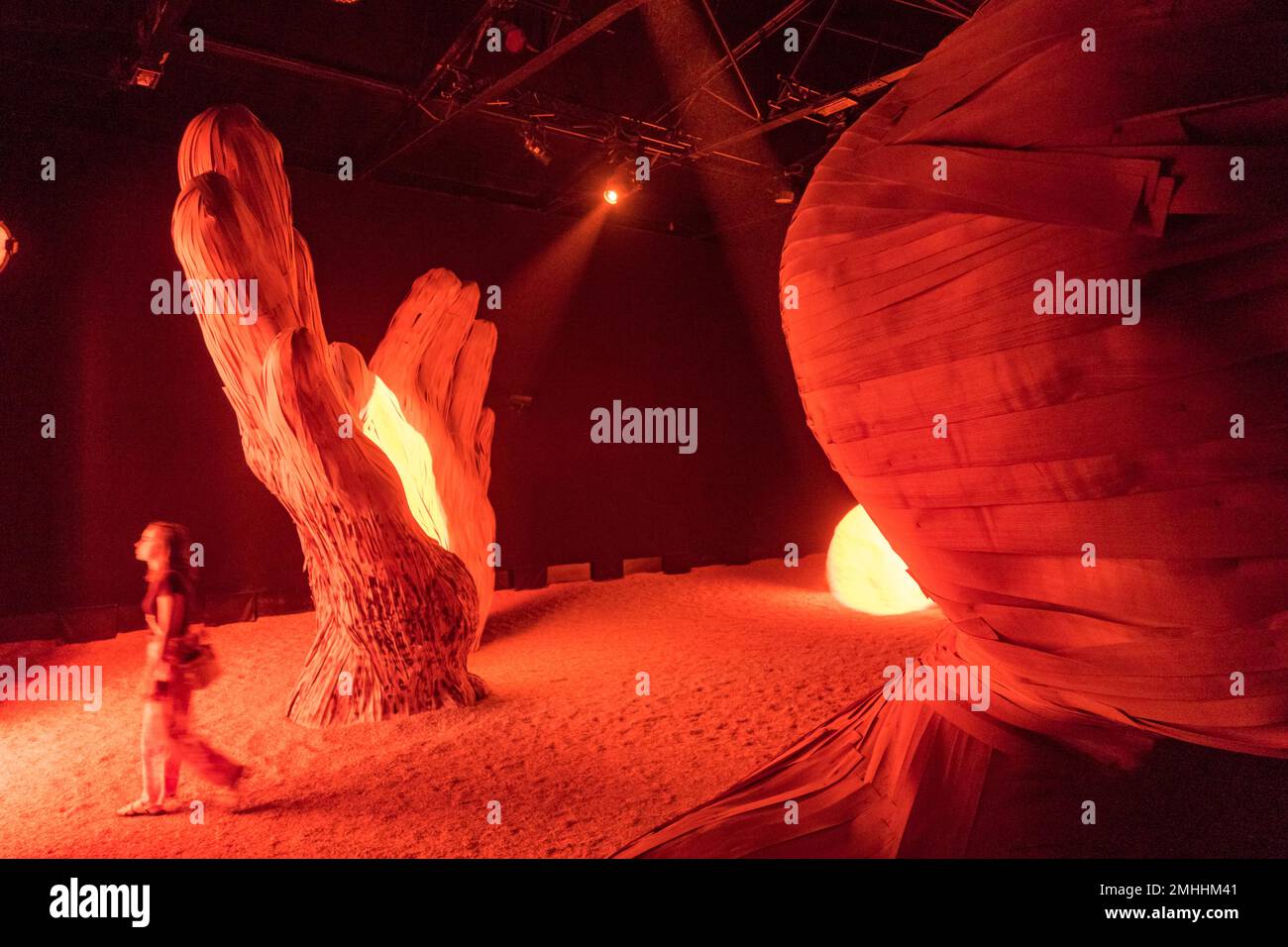 Vue sur le pavillon suisse de la Biennale de Venise 2022 avec des œuvres de Latifa Echakhch Banque D'Images