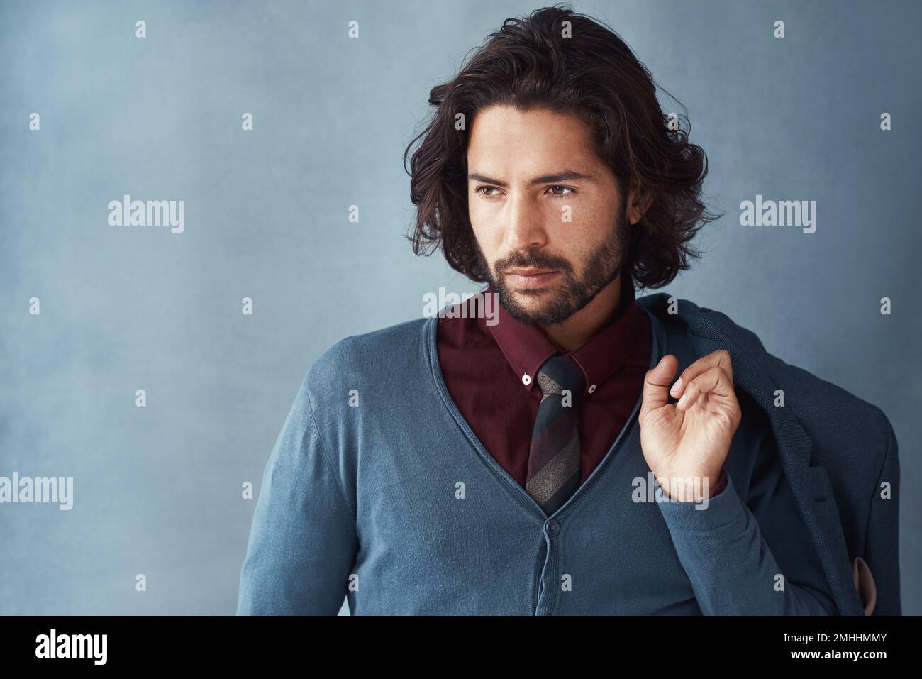 Allez après le succès que vous avez été fait pour. Studio photo d'un jeune homme beau et danuisant posant sur un fond gris. Banque D'Images