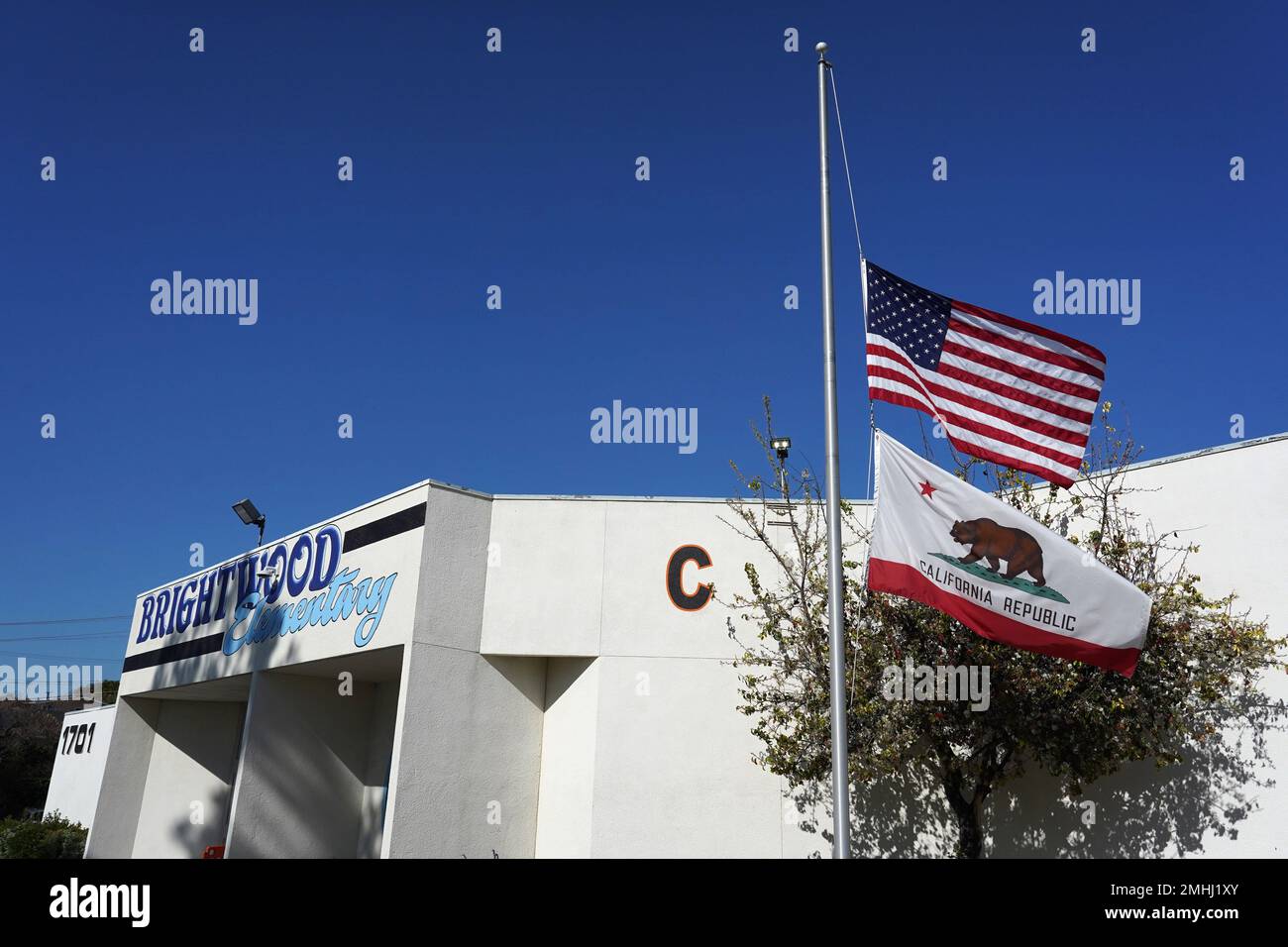 Un drapeau en Berne à l'école primaire de Brightwood en l'honneur des victimes de fusillades de masse le jeudi 26 janvier 2023, à Monterey Park, Calif. Un ki tireur Banque D'Images