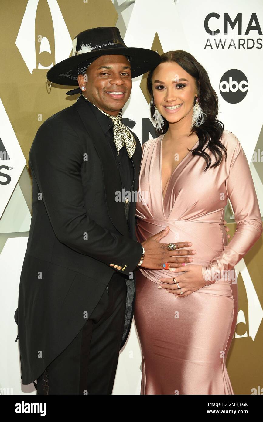 Jimmie Allen, left, and Alexis Gale arrive at the 53rd annual CMA Awards at Bridgestone Arena on Wednesday, Nov. 13, 2019, in Nashville, Tenn. (Photo by Evan Agostini/Invision/AP) Banque D'Images