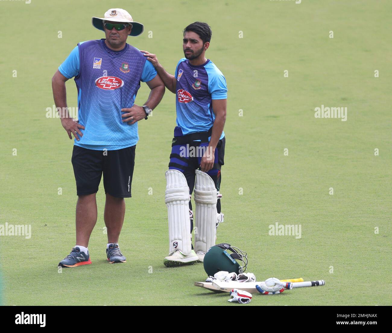 Bangladesh's captain Mominul Haque, right, and head coach Russell Domingo watch players bat in the nets during a training session ahead of their first cricket test match against India in Indore, India, Wednesday, Nov. 13, 2019. (AP Photo/Aijaz Rahi) Banque D'Images