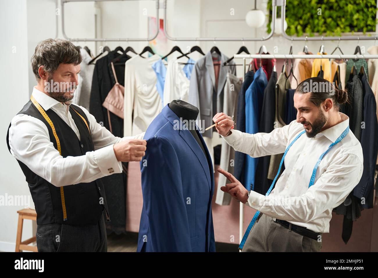 Deux créateurs de mode travaillent ensemble en atelier Banque D'Images